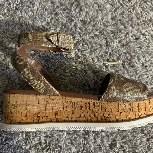 Coach sandals size 7 complete new use only 2 times - Picture 3 of 3